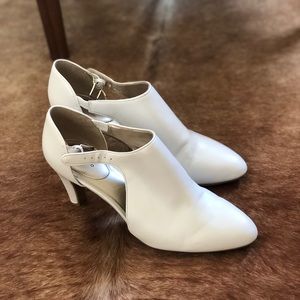 Bandolino White Faux Leather 3” Heels